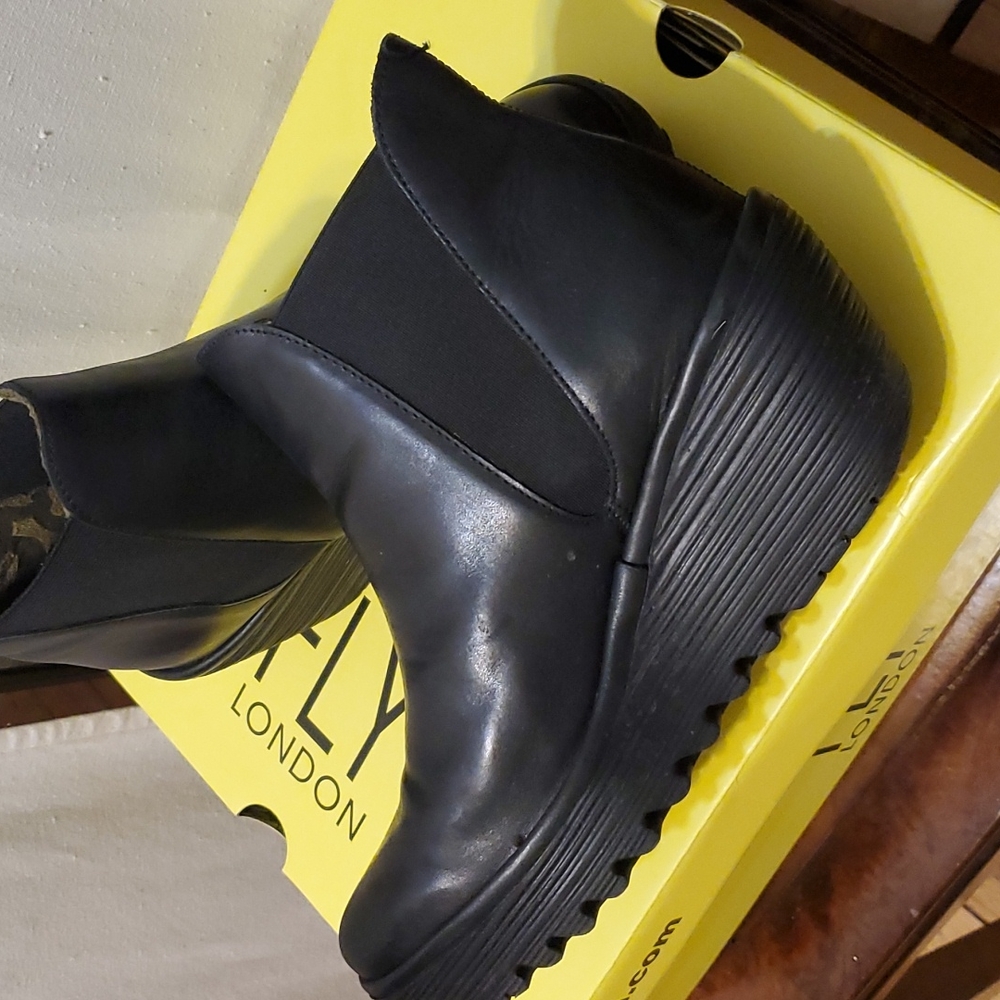Fly London Women's Chelsea Boots Size 7 Black Leather Rubber sole